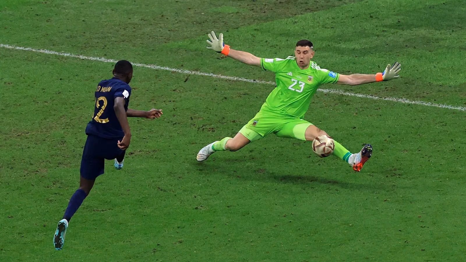 that-emiliano-martinez-world-cup-final-save-still-gives-me-goosebumps-image-0