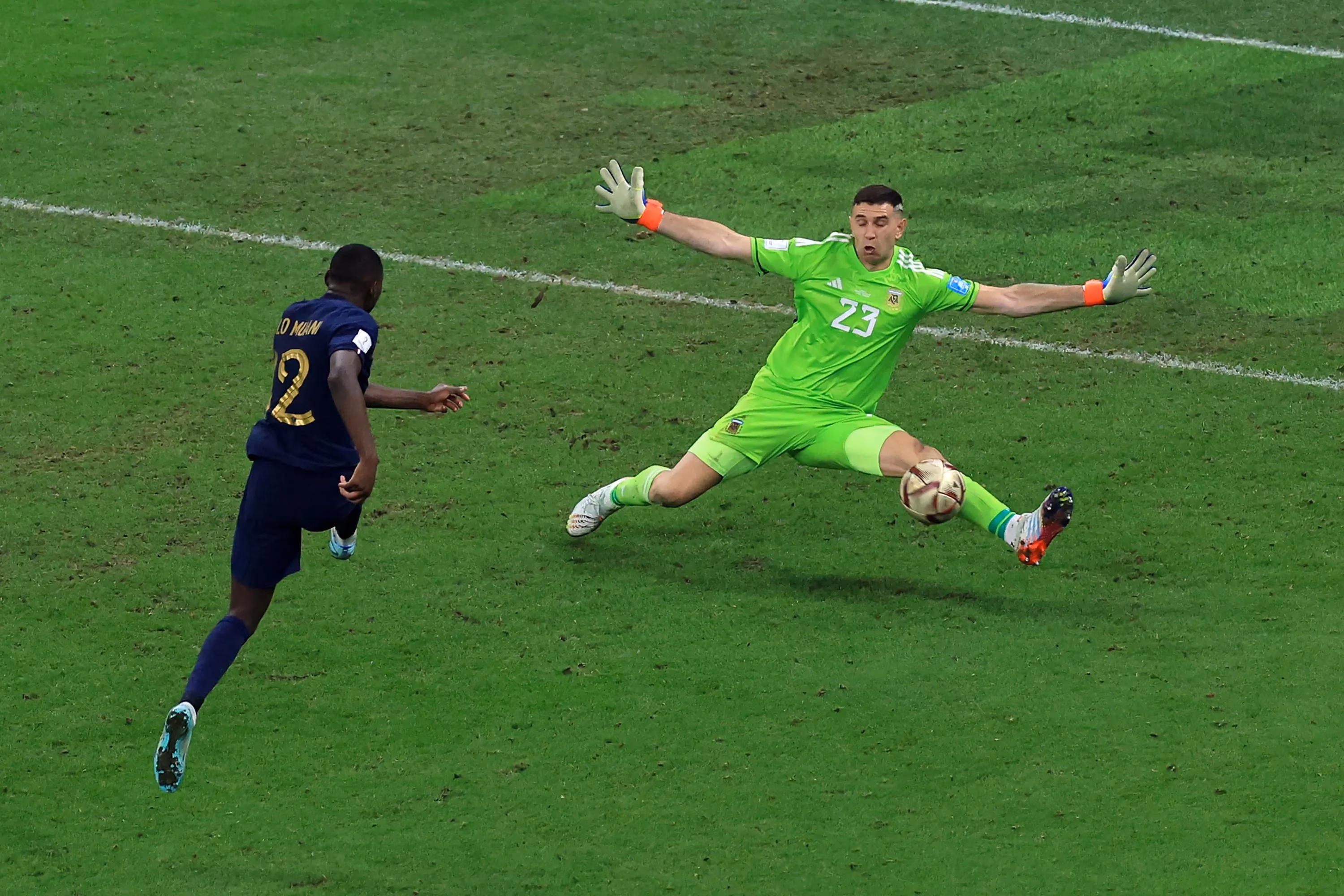 the-gloves-of-providence-how-emiliano-martinez-s-world-cup-masterclass-altered-football-destiny-image-0
